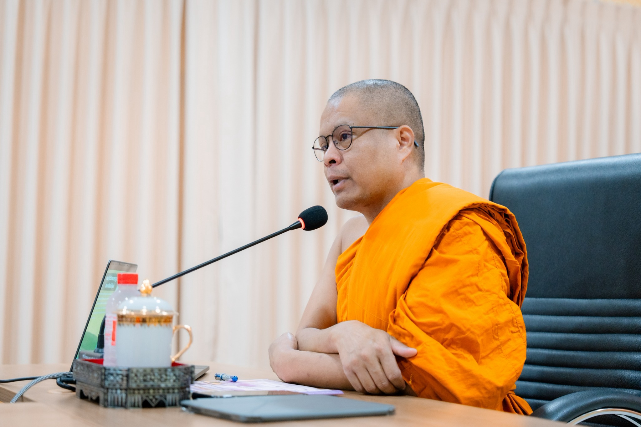 ผู้อำนวยการส่วนวางแผนและพัฒนาการอบรม บรรยายรายวิชา กรรมฐาน ๒ และกรรมฐาน ๓ แก่นิสิตคณะครุศาสตร์ ชั้นปีที่ ๒ และชั้นปีที่ ๓